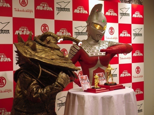 純金のカネゴン像とウルトラセブン像。カネゴン、食べちゃだめ！