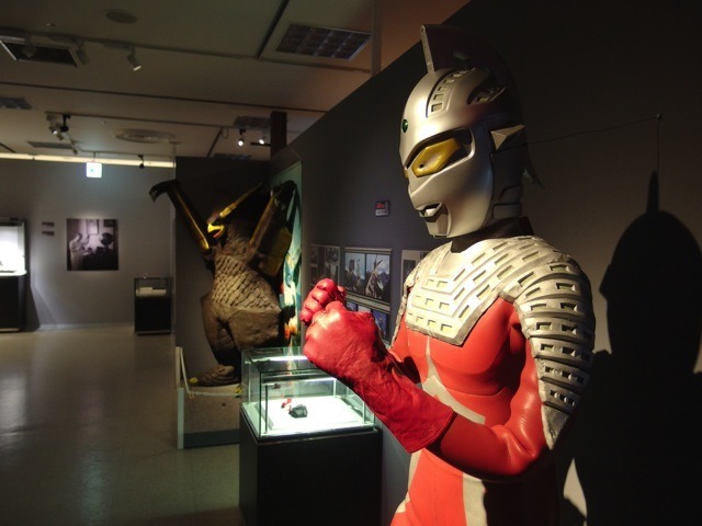 ギエロン星獣（向う）とウルトラセブン　「円谷英二 特撮の軌跡展」