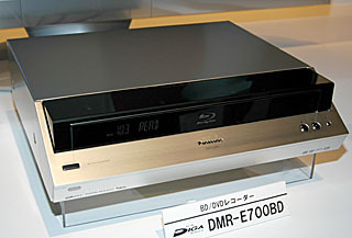 　松下電器産業は、同社DVDレコーダー「DIGA」シリーズの最上位モデルとして、ブルーレイディスク対応のDVDレコーダー「DMR-E700BD」を7月31日に発売する。