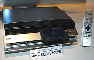 　松下電器産業は、同社DVDレコーダー「DIGA」シリーズの最上位モデルとして、ブルーレイディスク対応のDVDレコーダー「DMR-E700BD」を7月31日に発売する。
