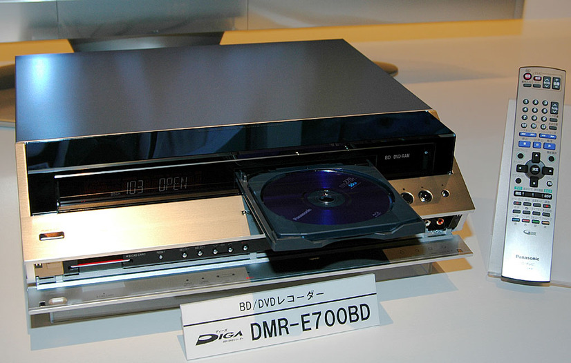 　松下電器産業は、同社DVDレコーダー「DIGA」シリーズの最上位モデルとして、ブルーレイディスク対応のDVDレコーダー「DMR-E700BD」を7月31日に発売する。