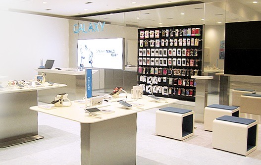 有楽町と秋葉原にオープンした「GALAXY SHOP」で「GALAXY S5」を展示している