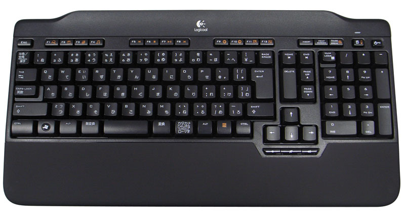 付属のワイヤレスキーボード。広めのパームレストを備える