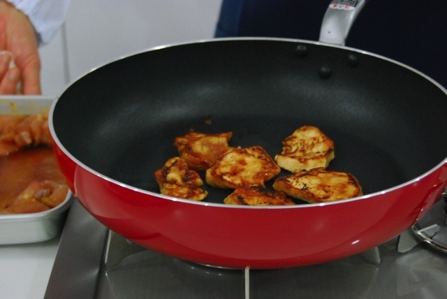 薄切りの鶏のムネ肉を焼くのもものの1分。