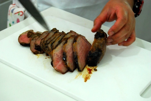 BBQグリルで焼いたローストポーク。まだ中が赤いので、本来はもう少し肉を休ませてから切ります。