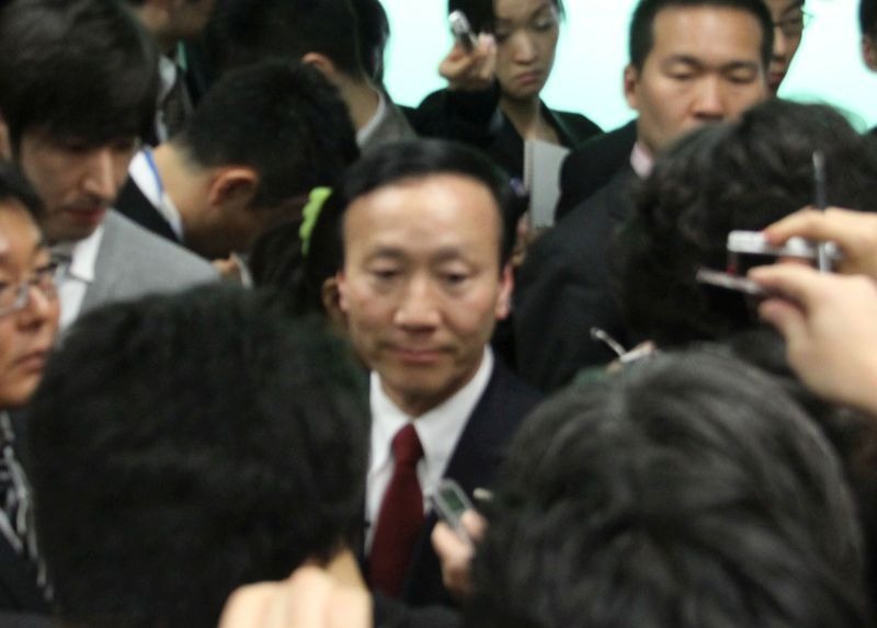 囲み取材を受ける加藤社長