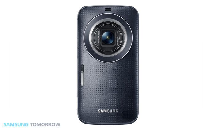 「GALAXY K Zoom」背面はまるでデジカメのよう