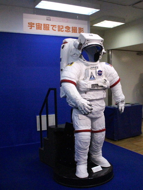 宇宙服の後ろに立ち、顔を入れて記念撮影できる撮影スポットもある