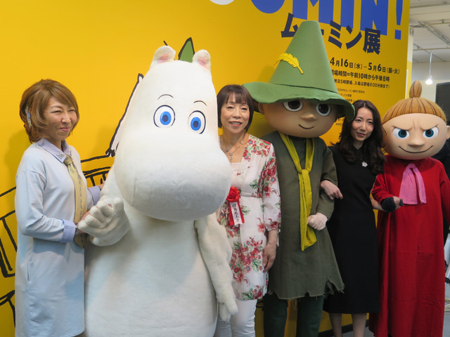 アニメ「楽しいムーミン一家」の声優を担当した高山みなみさん、佐久間レイさん、OPテーマ曲担当の白鳥英美子さんがムーミンファミリーとともに登場