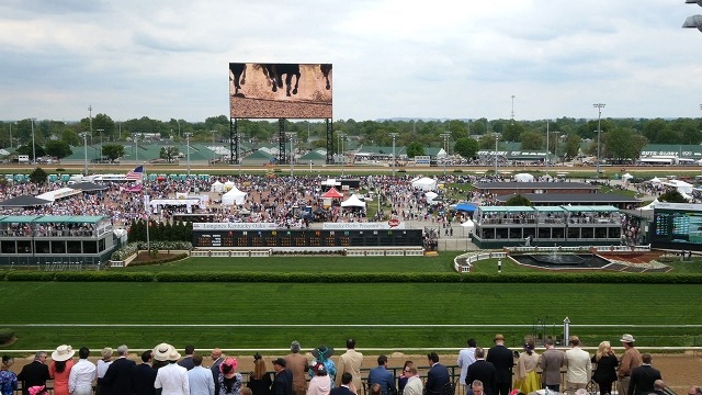 「チャーチル・ダウン競馬場」に設置された“Big Board”