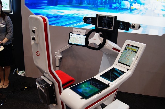 未来のクルマを模した技術展示。車内サーバーとクルマの各種ECUも連携。運転者個人のスマートフォンやタブレットも活用する。