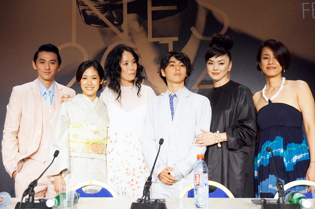 村上虹郎＆吉永淳＆松田美由紀＆村上淳＆渡辺真起子＆河瀬直美（監督）／『2つ目の窓』 in 第67回カンヌ国際映画祭／(C) Getty Images