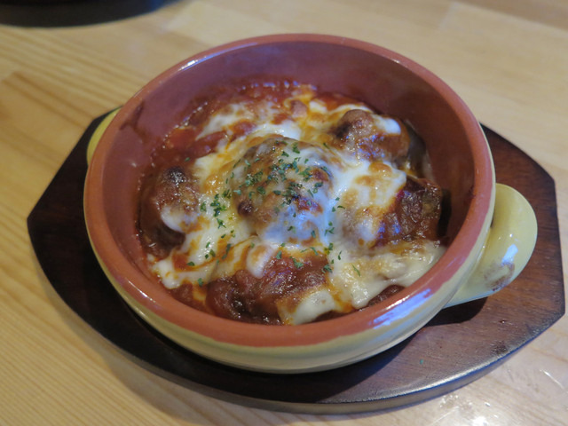 但馬牛ミニハンバーグとトマトソースのチーズグリル