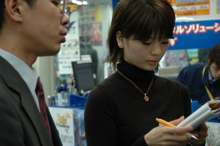 マシンの特徴について真剣に話を聞きます。これでも、一応編集者なので