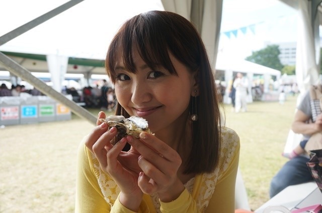 みやぎ石巻 かき小屋「食べ比べセット」の中の、ガーリックチーズ焼きを食べる三浦さん