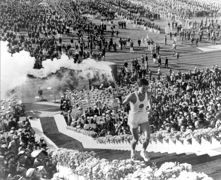 国立競技場で開催された1964年東京オリンピック開会式　(c) Getty Images