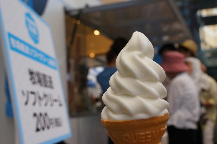 気温の上昇もあってかソフトクリームの販売には行列ができた。