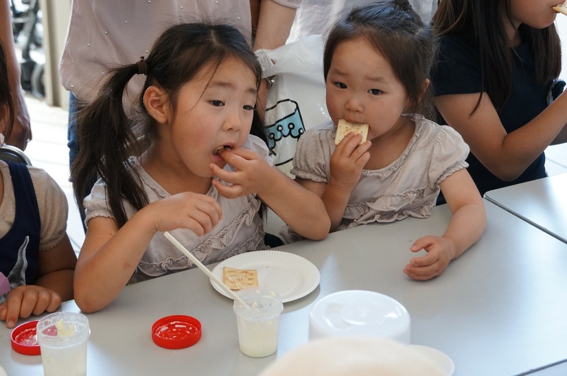 完成したバターを試食