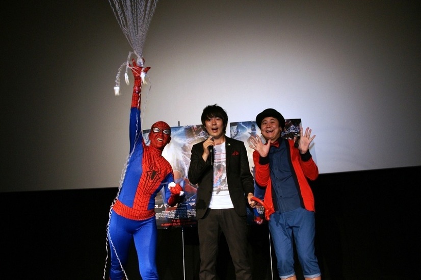 『アメイジング・スパイダーマン2』のトークイベントに出席した岡本夏生（左端）とウーマンラッシュアワー