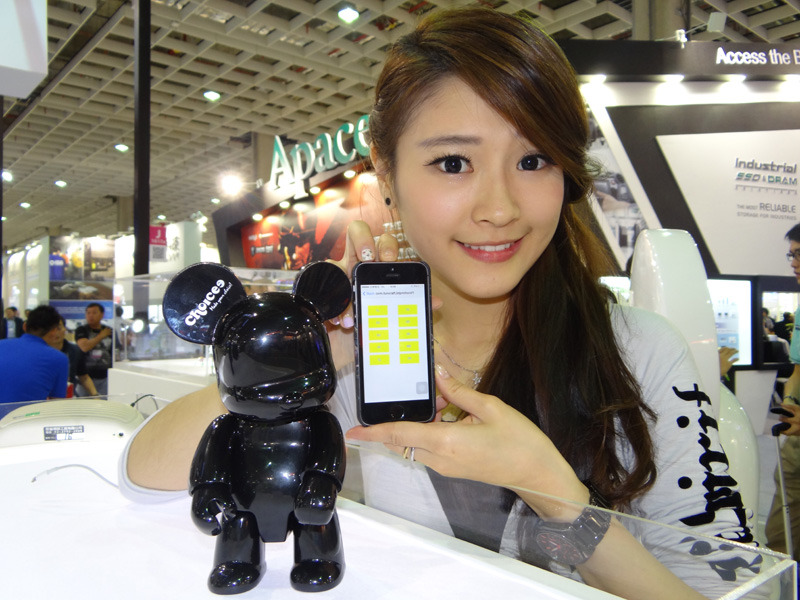 スマホアプリで動かせるクマ型ロボット「Choicee Robot」