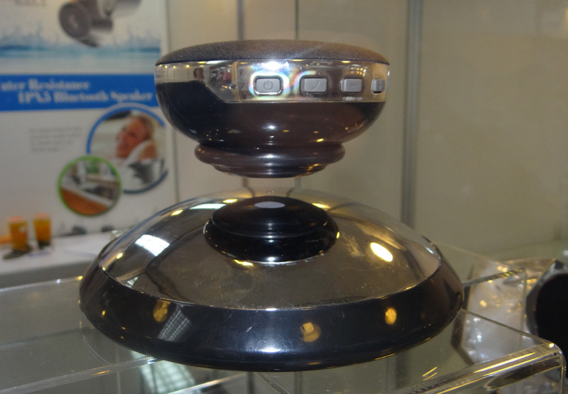 宙に浮かぶBluetoothスピーカーを発見