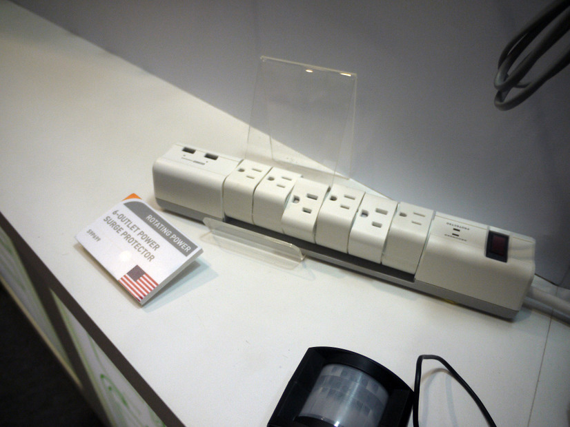 ひとつひとつが回転するユニークな電源アダプター