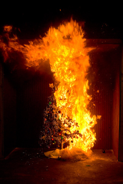 電気火災で炎上するツリー。ブログとちがってシャレにならない