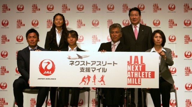 前列左より大畑氏、佐藤選手、伊藤氏、野田氏、後列左より澤選手、植木社長