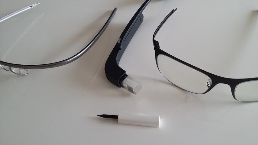 【写真1】ネジ1つでGoogle Glass本体部とフレームを取り外せる。