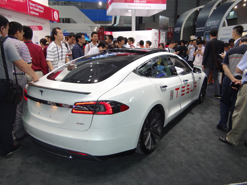 テスラの新型電気自動車「MODEL 2」が登場