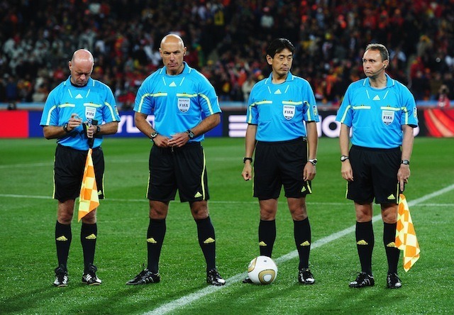 2010年ワールドカップ決勝で第4審判を務めた西村（向かって右から2人目）　(c) Getty Images