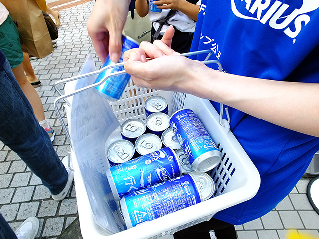 “本田応援缶”サンプリング（6月15日、東京・渋谷）