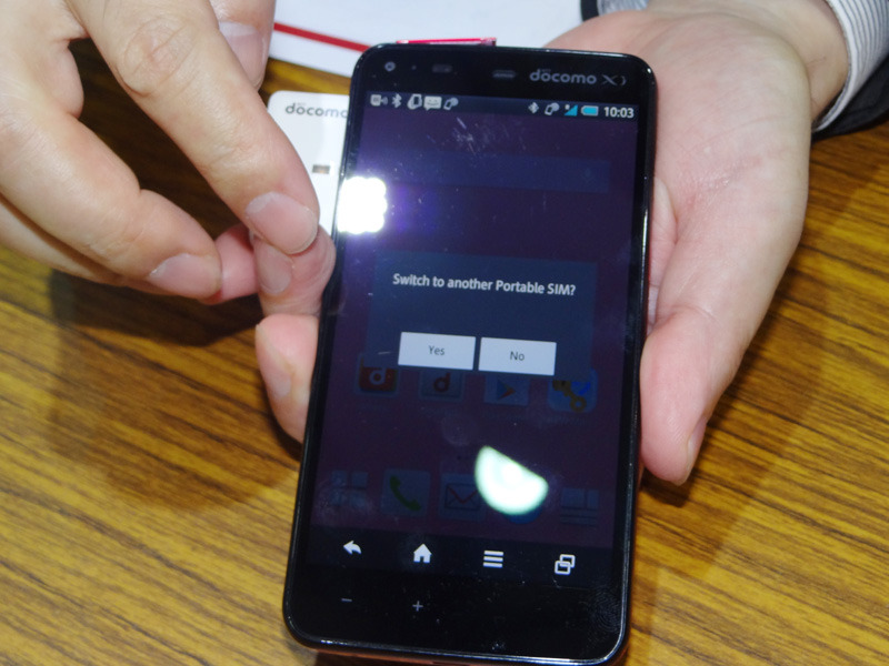 先に1台のポータブルSIMがペアリングされている状態で、他の1台をペアリングしようとすると切り替えを確認するメッセージが表示される。ペアリングは常時1対1の排他関係で行われ、マルチペアリングには対応していない