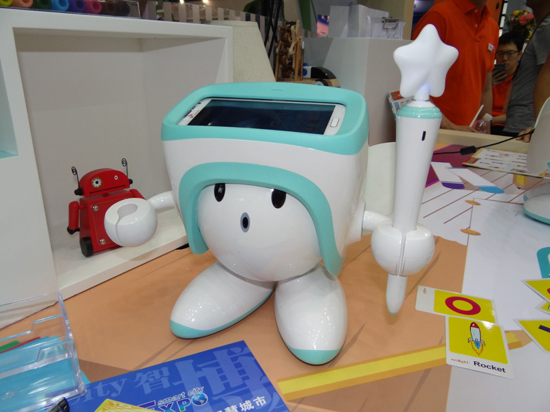 「Atti」は本の読み聞かせなどが得意なロボット。手に持っているのが専用のスキャナー