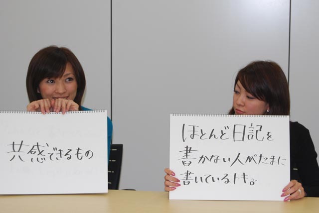 藤村さん（左）の回答にうなずく宮崎さん（右）