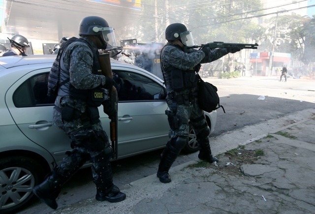 デモ隊を鎮圧する警察当局（6月12日、サンパウロ市内）　(c) Getty Images