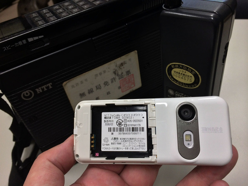 端末の小型化と共に、技適マークは小型化し、さらに昨今では「電磁的表示」つまりディスプレイなどへ技適マーク表示することも可能となった。