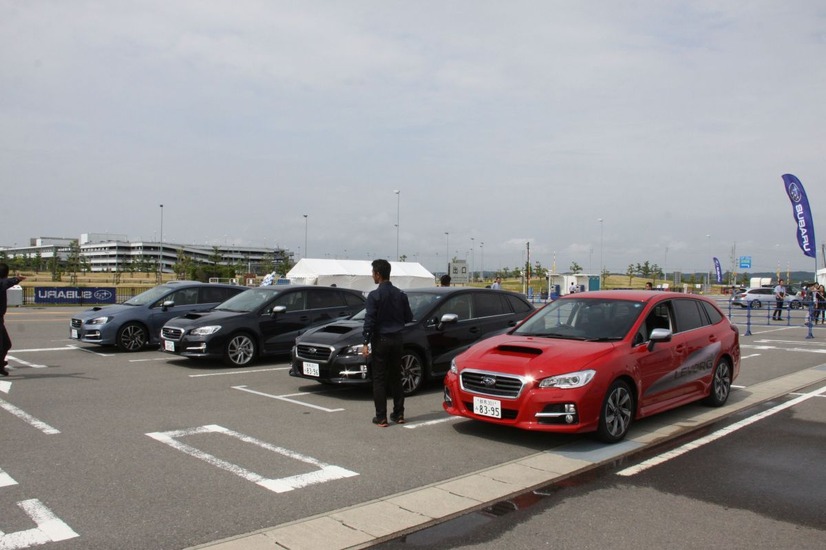 スペシャルコースで高速道路試乗をする車