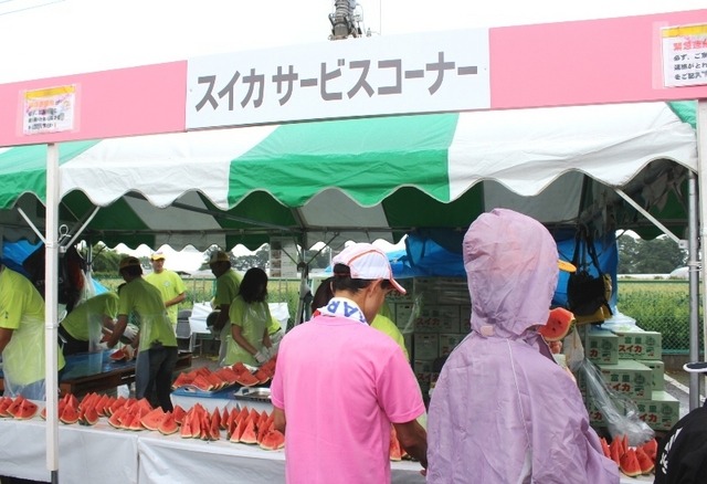 大会会場内に設けられた、スイカサービスコーナー