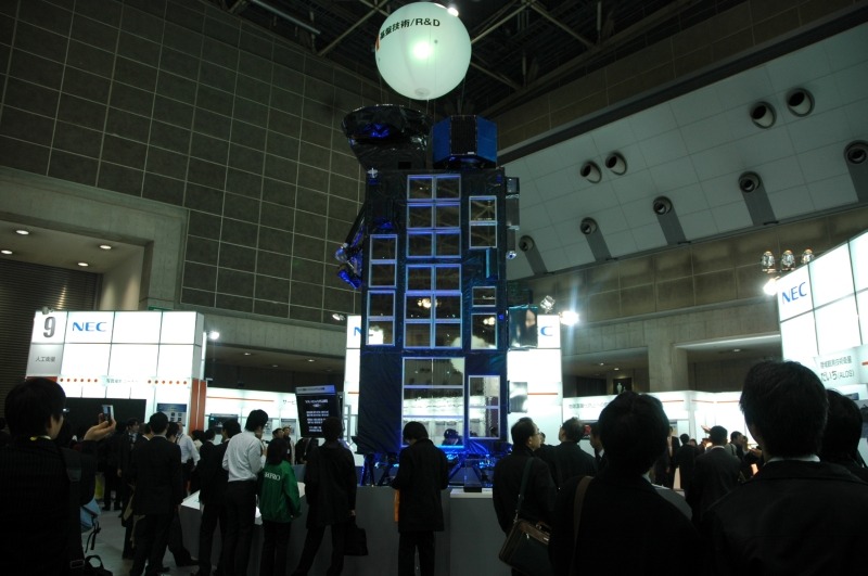 会場に展示される「かぐや」の構造モデル
