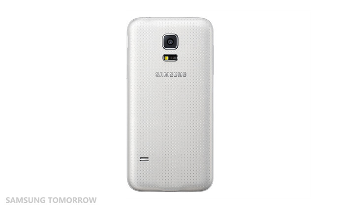 背面には心拍数センサーも搭載。外観デザインも「GALAXY S5」を踏襲する