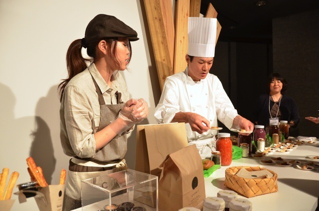 スティックパイ＆ディップの新スタイルを提案する「coneri」（発表会での実演）