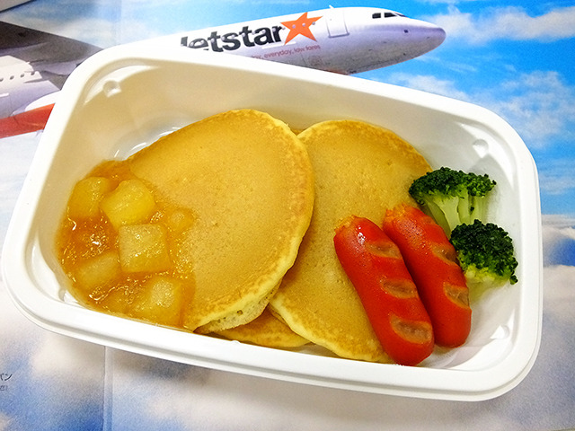 「ふんわりパンケーキのりんごソース添えとソーセージ」（7～10月提供）