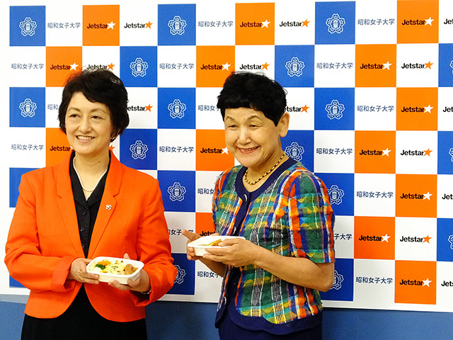 ジェットスター・ジャパンの鈴木みゆき社長（左）と昭和女子大学の坂東眞理子学長
