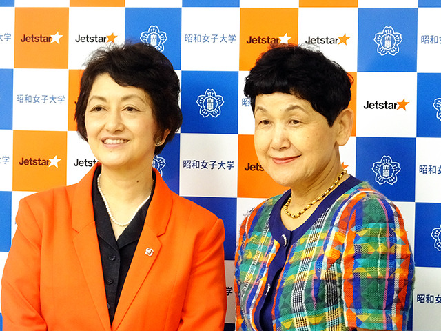 ジェットスター・ジャパンの鈴木みゆき社長（左）と昭和女子大学の坂東眞理子学長