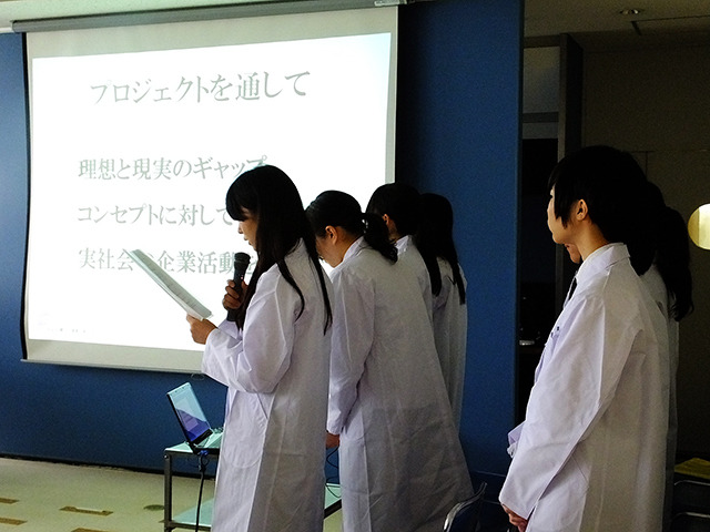 学生たちが開発経緯などを発表
