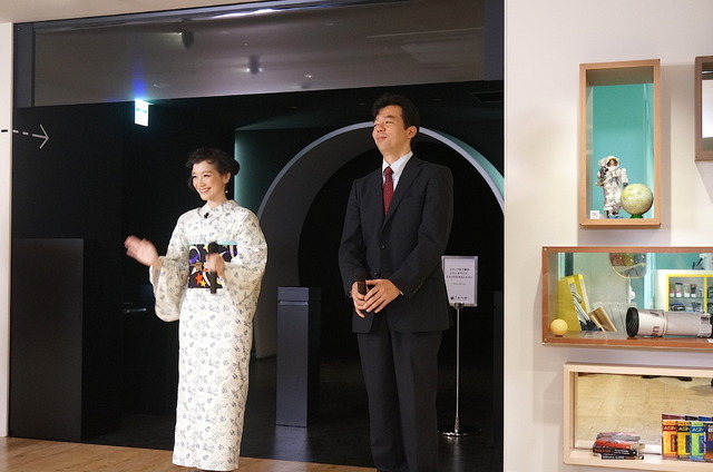 「TeNQ」のテープカットを務めた篠原ともえさんと東京大学の宮本英昭准教授