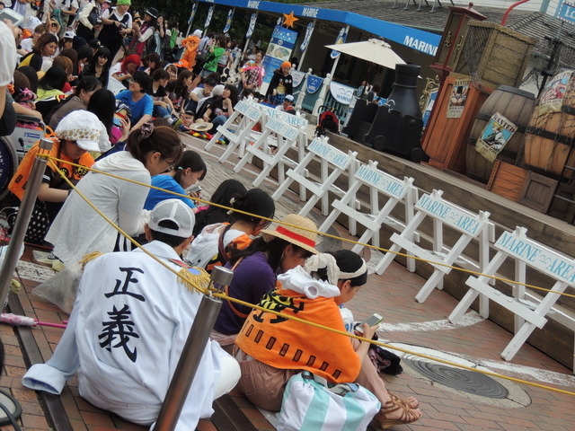 イベントに海軍のマントで参加するファンも