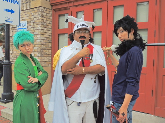 お気に入りキャラクターのコスプレを楽しむファン