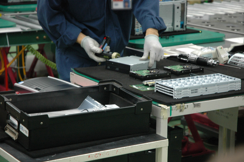 HP ProLiantのアッセンブリー（組み立て）。使用される部品は1つひとつバーコードで管理され、システムによるオーダー内容との照合で人的エラーを回避している。このときトレーサビリティのため、シリアル番号がシステム側に記録される。HP ProLiantはスペックが多岐に渡るため、組み立ては1台につき1人が担当、オンラインのマニュアルで確認しながら進めていく。